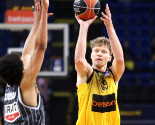 «Εκτέλεσε» την άμυνα του ΠΑΟΚ ο Κουζμίνσκας με τρίποντο από τα 9 μέτρα! (vid)