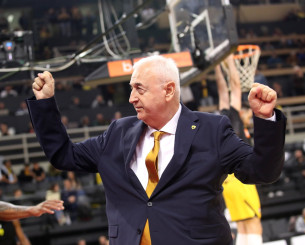 Κίνηση μεγαλείου από τον Σάκοτα: Ο κόσμος τον αποθέωνε, εκείνος έδειξε τους παίκτες