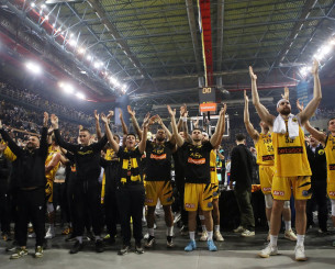 Πάρτι... made in AEK, ομάδα και κόσμος πανηγύρισαν μαζί το 1-0 επί της Ναντέρ!