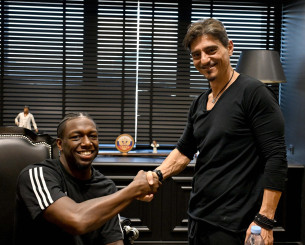 Επική στιγμή: Ο Γιαννακόπουλος ρίχνει σαμπάνια πάνω στο συμβόλαιο του Ναν και αρχίζει... γαλλικά!