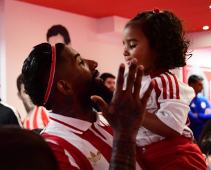 Η κόρη του Ροντινέι πηγαίνει σχολείο ακούγοντας τον ύμνο του Ολυμπιακού! (vid)