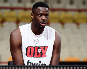 Φαλ: «Ένας οπαδός μου ζήτησε να πιάσω το κεφάλι του σαν να ήταν μπάλα μπάσκετ για μια φωτογραφία»