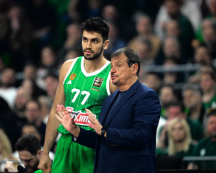 Αταμάν σε παίκτες: «Παίξατε ένα σπουδαίο παιχνίδι, κρατήσαμε το πλεονέκτημα έδρας, που ήταν ο πρώτος στόχος»