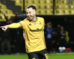 Δεν κερδίζει μόνο, αλλά το κάνει και πειστικά