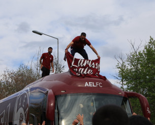 Τρελάθηκαν οι Λαρισαίοι ανέβηκαν πάνω στο πούλμαν! (pics)