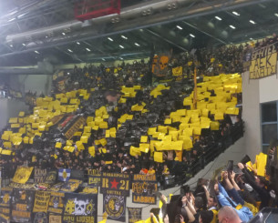 Εντυπωσιακή ατμόσφαιρα στη Sunel Arena από τον κόσμο της ΑΕΚ με τεράστιο κορεό!