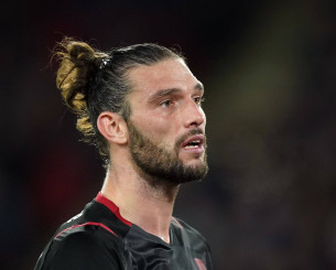 Απ' τα σαλόνια στα αλώνια - Ο σταρ του ποδοσφαίρου που δεν παίρνει πια ούτε βασικό μισθό