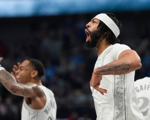 Ο Άντονι Ντέιβις περνά την πόρτα του χειρουργείου