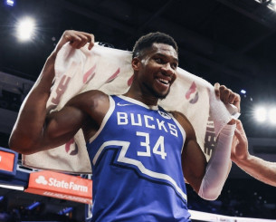 Τα ρεκόρ και τα highlights από τα «θαύματα» του Αντετοκούνμπο στη Φιλαδέλφεια