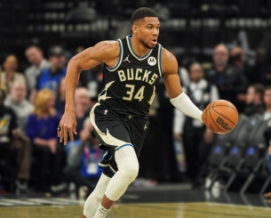 Ο Γιάννης Αντετοκούνμπο κατέκτησε το τίτλο του παίκτη της εβδομάδας και ξεπέρασε τον Τζόρνταν