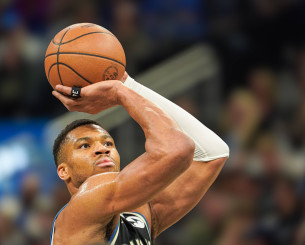 Περίπατος των «καυτών Μπακς με νέα παράσταση Γιάννη