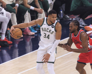 «Σεληνιασμένος» Αντετοκούνμπο με νέο triple-double έδωσε τη νίκη κόντρα στους Πίστονς