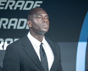 «Έκλεψε» ξανά τις εντυπώσεις ο προπονητής με το κοστούμι του και το... άρρωστο κοντρόλ του