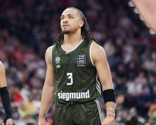 Ρεκόρ από τον Κάρσεν Έντουαρντς με οκτώ τρίποντα σε μια περίοδο!