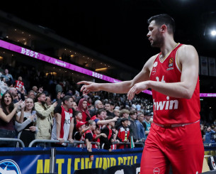 Αυτό θα πει αρχηγός! Ο Παπανικολάου έπαιξε με την Άλμπα ενώ είχε χάσει τον παππού του