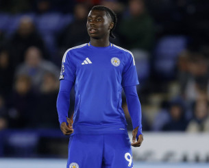 Ο λόγος που ο 15χρονος Μόνγκα της Λέστερ αναγκάστηκε να φορέσει διαφορετική φανέλα στο ντεμπούτο του (pics)