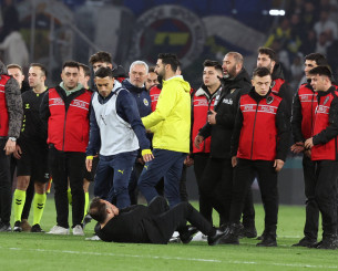 Η Γαλατασαράι «έντυσε» τον Μουρίνιο με ζουρλομανδύα μετά τον καβγά με τον Μπουρούκ