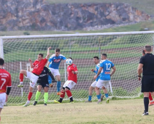 Δεν ντράπηκε να το ακυρώσει; Έβαλε ψαλιδάκι έξω από την περιοχή και έδωσε... φάουλ (vid)