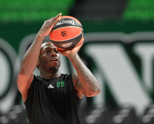 Δείτε βίντεο: Ο Κέντρικ Ναν ευστοχεί σε 19 συνεχόμενα τρίποντα!