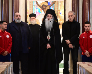 «Πάντα δίπλα στον συνάνθρωπο» - Το μήνυμα του Ολυμπιακού από την Μητρόπολη Πειραιά