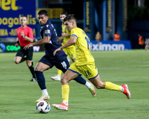 Πληρώνει η μάχη της παραμονής