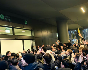 Υπέροχος ο κόσμος του ΠΑΟΚ, εκπληκτική υποδοχή στο «Μακεδονία» για την πρόκριση στον τελικό (vids)