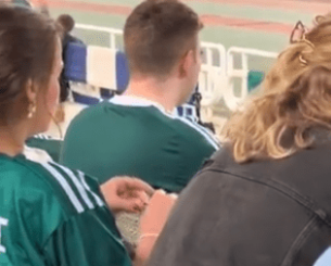 Φίλαθλος στο Παναθηναϊκός - ΑΕΚ το «έριξε» στο... πλέξιμο στις κερκίδες του ΟΑΚΑ