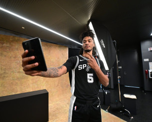 Topps και NBA μετατρέπουν φανέλες παικτών σε συλλεκτικές κάρτες που θα κοστίζουν εκατομμύρια