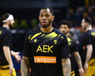 «Τρέλανε» τον κόσμο με το... καλημέρα ο Τάκερ με απίθανα παπούτσια! (pic)