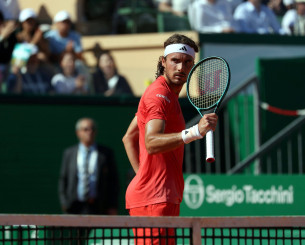 «Βασιλική» προσγείωση του Τσιτσιπά στο Γουίνστον Σάλεμ - Έφθασε με ιδιωτικό τζετ (video)