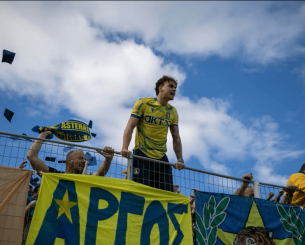 Κρεμασμένος στα κάγκελα του «Γεντί Κουλέ» είδε τον ημιτελικό του Αστέρα AKTOR ο Ζουγλής