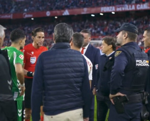 Χάος στο Σεβίλλη-Μπέτις: Αποχώρησαν διαιτητής και ομάδες μετά από ρίψη αντικειμένων