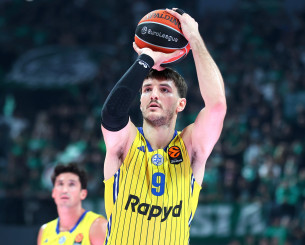 Οι Σίξερς παρακολουθούν τον Ρόμαν Σόρκιν