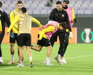 Η ξεχωριστή... έκπληξη των παικτών της ΑΕΚ στον Ρότα για την ανανέωση του συμβολαίου του (video)