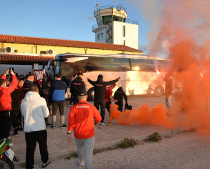 Στη Σύρο η αποστολή του Ολυμπιακού - Αποθέωση στο αεροδρόμιο