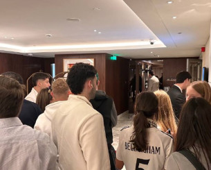 Κόσμος έχει συγκεντρωθεί έξω από το ξενοδοχείο που θα μείνει η Ρεάλ (video)