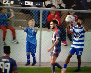 Απίθανο σκηνικό: Μικρός φίλαθλος ζητούσε αυτόγραφο από τον Καμπελά εν ώρα αγώνα! (photos)