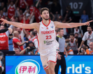 Ο Σενγκούν μοιράζεται μια μέρα του στην Κωνσταντινούπολη (video)