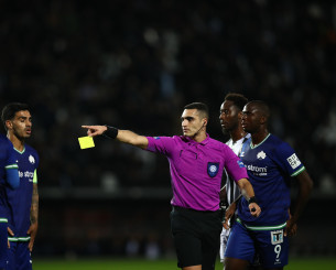 Εκνευρισμένος ο Τεττέη και διαμαρτυρίες στο ημίχρονο της Τούμπας