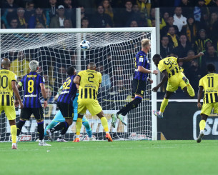 Με καρφωτή κεφαλιά του Ζίνι το 1-0 της ΑΕΚ (video)