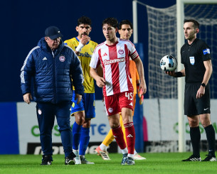 Συναγερμός στον Ολυμπιακό: Αποχώρησε με ενοχλήσεις στον προσαγωγό ο Ρέτσος