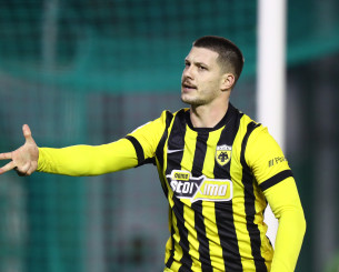 Έγραψε ιστορία ο Γιόβιτς: Έγινε ο πρώτος παίκτης που πετυχαίνει χατ τρικ εκτός έδρας, σε Αθηναϊκό ντέρμπι