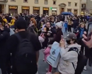 Πάρτι των οπαδών της ΑΕΚ στους δρόμους της Φλωρεντίας (video)