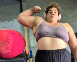 Αφαιρέθηκε ο τίτλος από την πιο δυνατή γυναίκα στον κόσμο επειδή είναι άνδρας (photos)