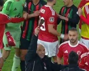 Απίστευτο περιστατικό στο Μαρόκο: Οπαδοί πέταξαν σπάτουλα στον αγωνιστικό χώρο! (video)