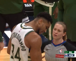 Ο Γιάννης Αντετοκούνμπο διαμαρτυρήθηκε για φάουλ δείχνοντας απελπισμένος τις πληγές του (video)