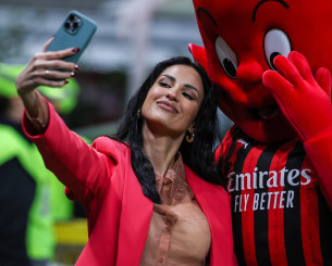 Ο έρωτας δεν κρύβεται: Η εντυπωσιακή δημοσιογράφος είναι ζευγάρι με τον κατά 10 χρόνια νεότερό της σταρ της Μίλαν