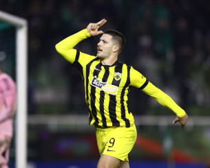 Ποιος πήρε τη φανέλα του Γιόβιτς μετά το χατ τρικ με την ΑΕΚ στη Λεωφόρο