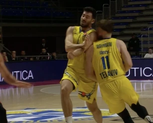 Οι διαιτητές χρέωσαν αντιαθλητικό σε σύγκρουση παίκτη της Μακάμπι με συμπαίκτη του! (video)