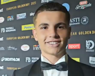 Έβαλε το σμόκιν του για τη μεγάλη βραδιά ο Μουζακίτης (video)